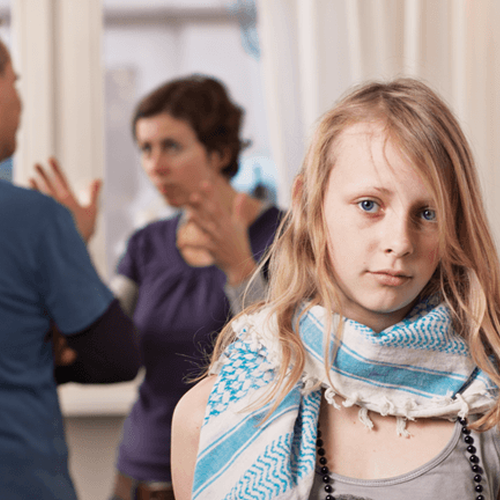 Ein Teenager mit streitenden Eltern.